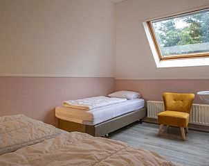 Slaapkamer met eenpersoonsbed in vakantiehuis Nieuwlanderweg 69, De Koog, Texel, uitzicht op natuur, Waddeneilanden.