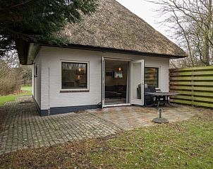 Terras met openslaande deuren in vakantiehuis Nieuwlanderweg 69, De Koog, Texel, Waddeneilanden.