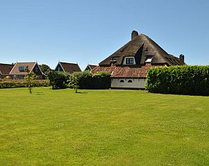 Ferienhaus in Oosterend, Texel, mit groem Garten und traditioneller Architektur auf den Watteninseln.