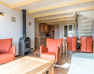 Innenansicht des Ferienhauses in Oosterend, Texel, Ferienhaus mit Holzofen und bequemen Sthlen auf den Watteninseln.