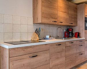 Moderne Kche im Ferienhaus in Oosterend, Texel, Ferienhaus mit Holzschrnken auf den Watteninseln.