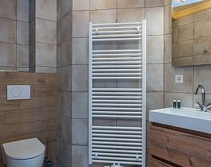 Badezimmer im Ferienhaus in Oosterend, Texel, Ferienhaus mit modernem Waschbecken und Toilette auf den Watteninseln.