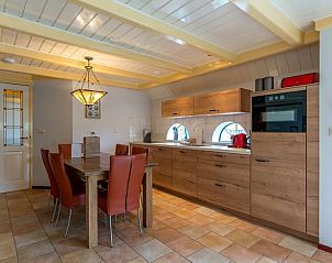 Moderne Kche im Ferienhaus in Oosterend, Texel, Watteninseln, mit groem Essbereich fr sechs Personen.