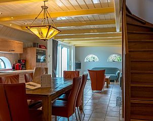 Offene Kche und Esszimmer im Ferienhaus in Oosterend, Texel, mit Holztisch und stilvoller Beleuchtung.