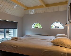 Gemtliches Schlafzimmer mit Doppelbett im Ferienhaus in Oosterend, Texel, Watteninseln.