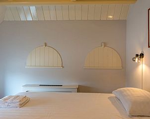 Minimalistisches Schlafzimmer im Ferienhaus in Oosterend, Texel, mit Doppelbett und natrlichem Licht.