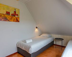 Loftzimmer mit zwei Betten im Ferienhaus in Oosterend, Texel, Watteninseln, mit warmen Holzbden.