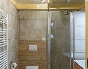 Modernes Badezimmer im Ferienhaus in Oosterend, Texel, mit begehbarer Dusche und stilvollen Fliesen.