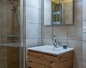 Frisches Badezimmer im Ferienhaus in Oosterend, Texel, Watteninseln, mit Waschbecken und Dusche.