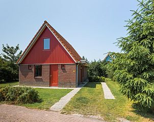 Vorderansicht des Ferienhauses Typ I - Nr. 59 Mallemok in Oosterend, Texel, mit Gartenweg und grner Umgebung.