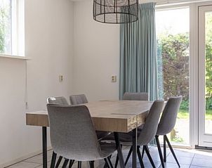 Essecke mit stilvollem Tisch im Ferienhaus Typ I - Nr. 59 Mallemok, Oosterend, Texel, mit Blick in den Garten.