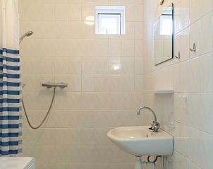 Frisches Badezimmer in Typ I - Nr. 59 Ferienhaus Mallemok, Oosterend, Texel, mit Dusche und Waschbecken.