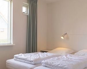 Komfortables Schlafzimmer im Ferienhaus Typ I - Nr. 59 Mallemok, Oosterend, Texel, mit zwei Einzelbetten.