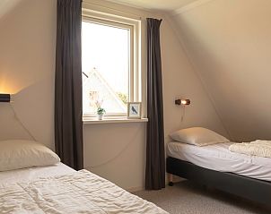 Gemtliches Mansardenzimmer im Ferienhaus Typ I - Nr. 59 Mallemok, Oosterend, Texel, mit zwei Betten und Tageslicht.