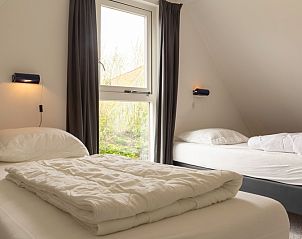 Helles Schlafzimmer im Obergeschoss des Ferienhauses Typ I - Nr. 59 Mallemok, Oosterend, Texel.