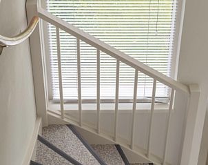 Treppe zum Obergeschoss in Typ I - Nr. 59 Ferienhaus Mallemok, Oosterend, Texel, mit groem Fenster.