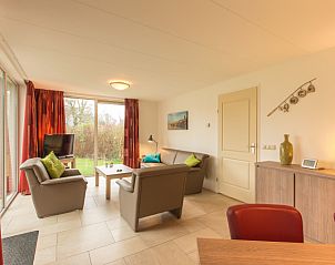 Gemtliches Wohnzimmer im Holiday home de Toes 1 Oosterend Texel mit Blick auf den Garten.