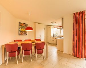 Esszimmer und Kche des Ferienhauses de Toes 1 in Oosterend Texel mit moderner Einrichtung.