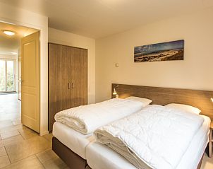 Komfortables Schlafzimmer im Ferienhaus De Toes 1 Oosterend Texel mit Doppelbett.