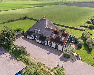 Luchtfoto van vakantiehuis Zilverling in Oosterend, Texel, omgeven door groene velden.