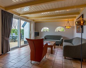 Moderne woonkamer van Zilverling vakantiehuis in Oosterend, Texel met uitzicht op het terras.