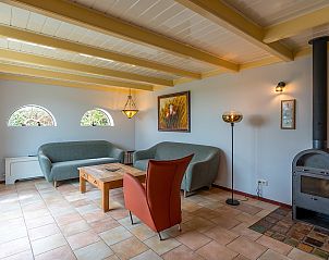 Gezellige zithoek met open haard in de Zilverling vakantiewoning op Texel.