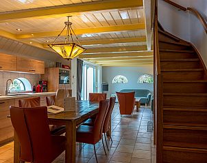Ruime eetkamer met houten trap in vakantiehuis Zilverling in Oosterend, Texel.