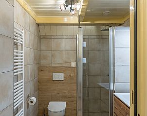 Moderne badkamer met douche in vakantiehuis Zilverling, Oosterend, Texel.