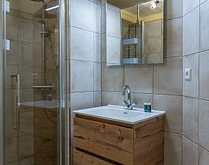 Stijlvolle wastafel en douche in de badkamer van Zilverling vakantiewoning, Texel.