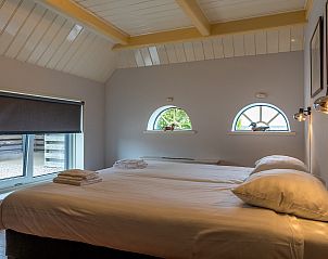 Comfortabele slaapkamer met tweepersoonsbed in vakantiehuis Zilverling, Oosterend, Texel.