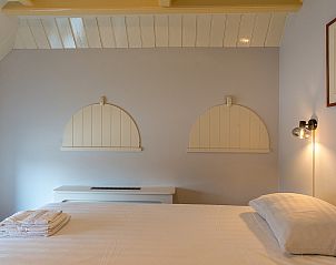 Slaapkamer met unieke wanddecoratie in vakantiehuis Zilverling op Texel.