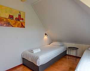 Gezellige slaapkamer met twee eenpersoonsbedden in Zilverling vakantiewoning, Texel.