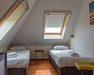 Lichte slaapkamer met dakraam in vakantiehuis Zilverling, Oosterend, Texel.