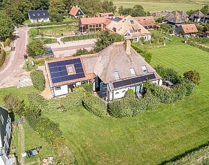 Zicht op de tuin en omgeving van vakantiehuis Zilverling in Oosterend, Texel.