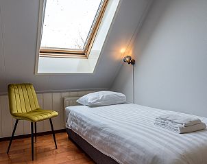 Gezellige slaapkamer in vakantiehuis Daalder op Texel, met eenpersoonsbed en veel daglicht.