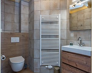 Moderne badkamer in vakantiehuis Daalder, Oosterend, Texel, met stijlvolle tegels en ruime douche.