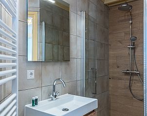 Ruime douche en wastafel in de badkamer van Daalder vakantiehuis, Texel, met moderne afwerkingen.