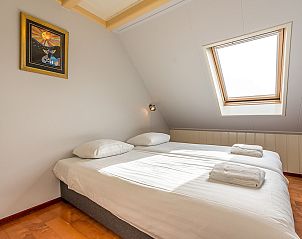 Lichte tweepersoons slaapkamer in Daalder vakantiehuis, Oosterend, Texel, met groot dakraam.