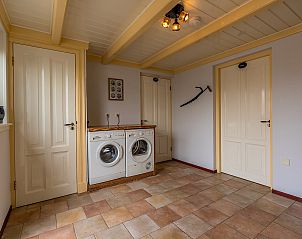 Functionele wasruimte in Daalder vakantiehuis, Texel, met wasmachine en droger voor gemak tijdens het verblijf.