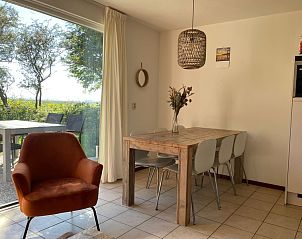 Essecke im Ferienhaus Typ II - Nr. 47 Koolmees, Oosterend, Texel, mit Blick auf den Garten.