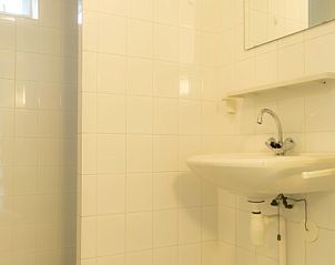 Frisches Badezimmer im Ferienhaus Typ II - Nr. 47 Koolmees, Oosterend, Texel, mit moderner Ausstattung.