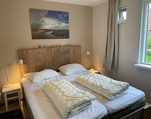 Gemtliches Schlafzimmer in Typ II - Nr. 47 Koolmees, Ferienhaus in Oosterend, Texel, mit bequemen Betten.