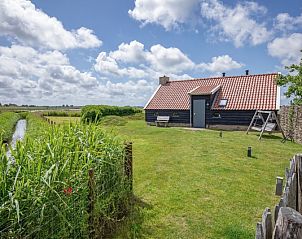 Grne Landschaft um ZoWad - Mhlenhaus Beaufort, Ferienhaus in Oosterend Texel, mit Wasser und Wiese.