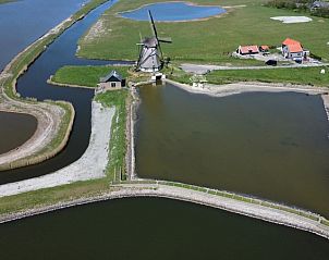 Luftaufnahme von ZoWad - Mhlenhaus Beaufort, Ferienhaus in Oosterend Texel, mit Mhle und Wasserspielen.