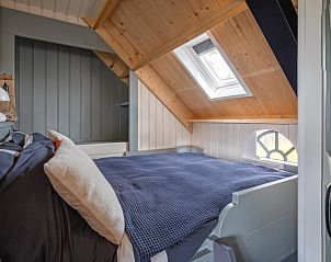 Schlafzimmer in ZoWad - Molenhuisje Beaufort, Ferienhaus in Oosterend Texel, mit Holzdecken und Dachfenster.