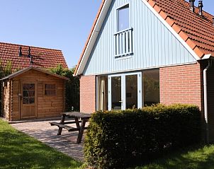 Type I - nr. 55 Marel, Oosterend Texel, biedt een ruim terras met picknicktafel en uitzicht op de natuur, ideaal voor buitenleven op de Waddeneilanden.