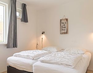 Sfeervolle slaapkamer in Type I - nr. 55 Marel, vakantiehuis Oosterend Texel, met comfortabele bedden voor een goede nachtrust op de Waddeneilanden.