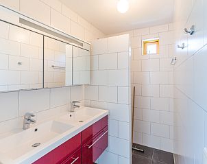 Moderne badkamer in Type I - nr. 55 Marel, Oosterend Texel, met ruime douche en dubbele wastafel, ideaal voor comfort op de Waddeneilanden.