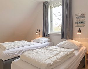 Lichte slaapkamer in Type I - nr. 55 Marel, vakantiehuis Oosterend Texel, met uitzicht op de omgeving, perfect voor rust op de Waddeneilanden.