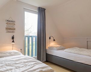 Tweede slaapkamer in Type I - nr. 55 Marel, Oosterend Texel, met gezellige inrichting en veel natuurlijk licht, ideaal voor een ontspannen verblijf op de Waddeneilanden.